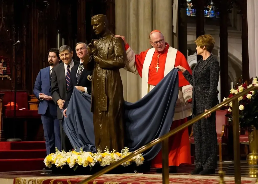 SK Patrick Kelly, Cardinal Dolan and McGivney Members Unveil Statue